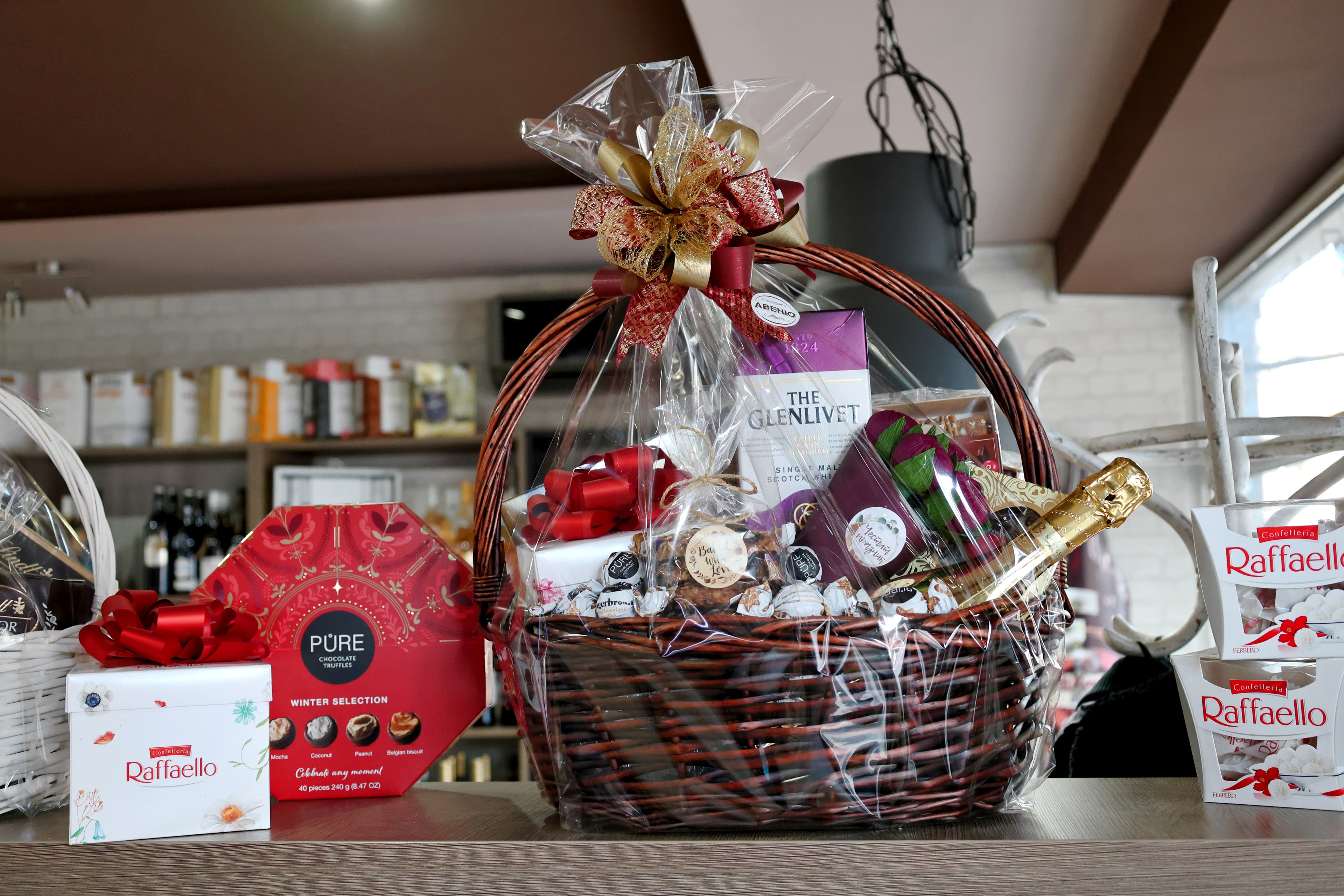 Подаръчна кошница с подбрани продукти